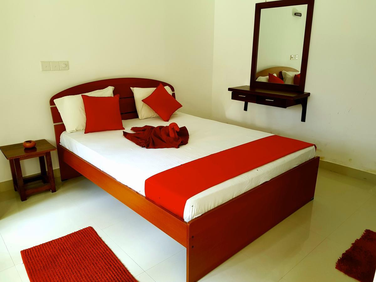 Oasis Beach Hotel Negombo Exterior foto
