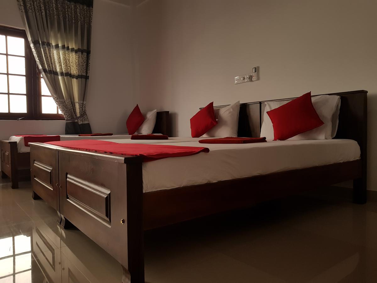Oasis Beach Hotel Negombo Exterior foto